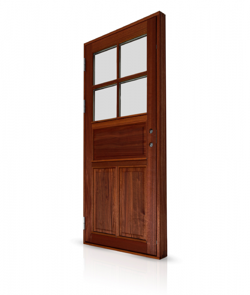 Facadedør med 4-felts glas og energiruder – klassisk stil med moderne komfort